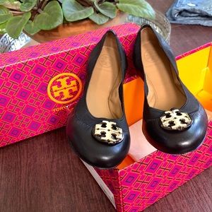 Tory Burch ballerina flats with gold emblem. Size 6.5. Comes with show bag.